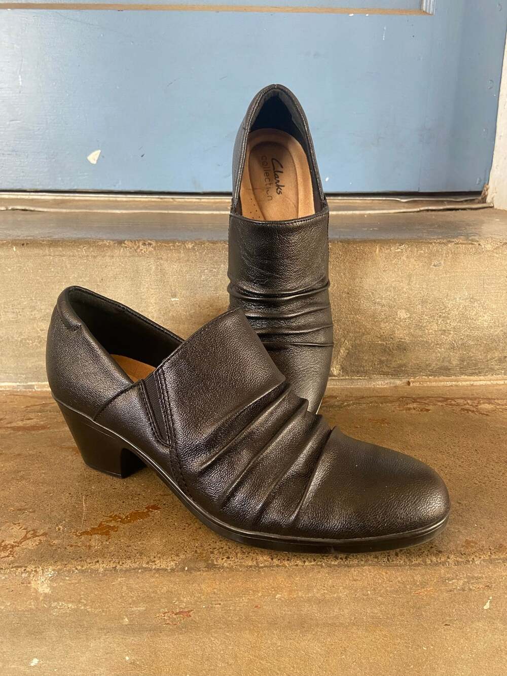 Clarks Emily2 Cove black leather shootie w/ ruching detail size 9.5 NARROW